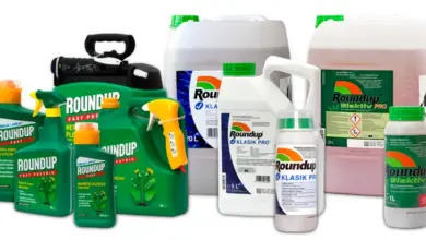 Různé balení herbicidu Roundup pro použití v zahradě.