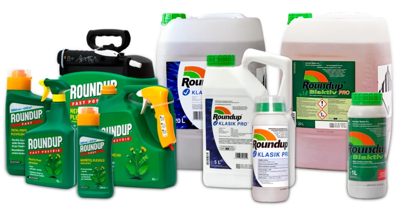 Různé balení herbicidu Roundup pro použití v zahradě.