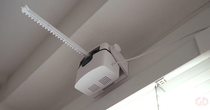 Automatické zařízení pro otevírání skleníku s motorem.