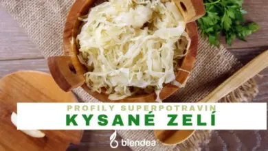 Kysané zelí v dřevěné misce s česnekem na lněném plátně.