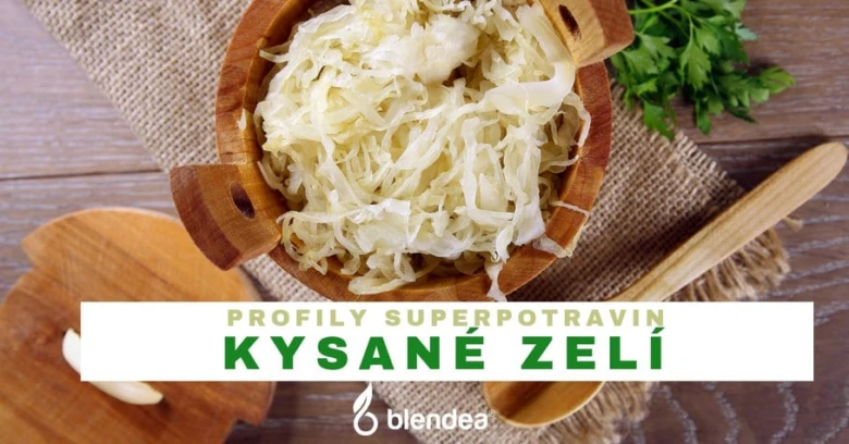 Kysané zelí v dřevěné misce s česnekem na lněném plátně.