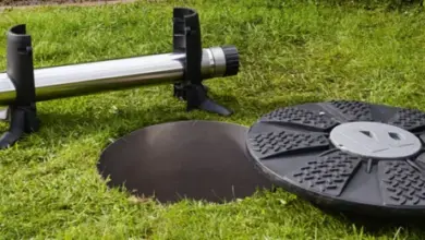 Čerpadlo pro kapkovou závlahu s filtrem na trávníku.
