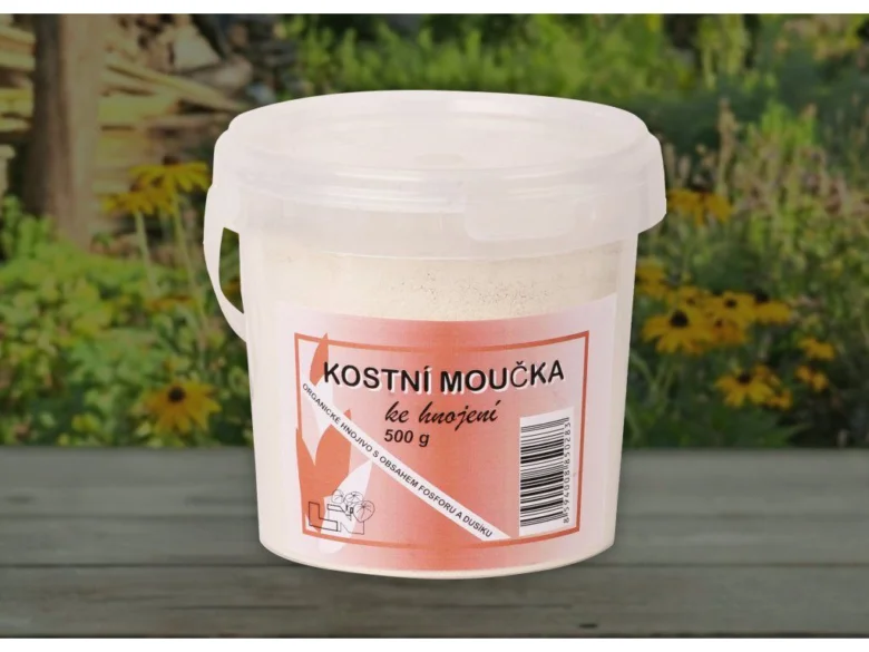Bílá nádoba s kostní moučkou pro hnojení v zahradě