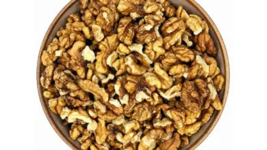 Miska s vyloupanými ořechy walnuts na bílém pozadí.