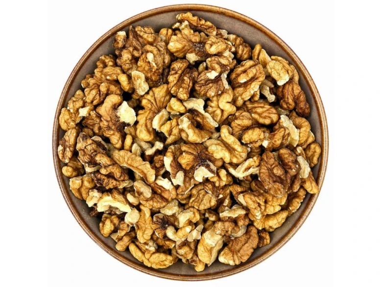 Miska s vyloupanými ořechy walnuts na bílém pozadí.