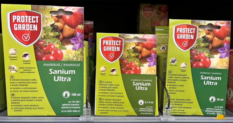 Balíčky insekticidu pro ochranu ovocných stromů před škůdci.