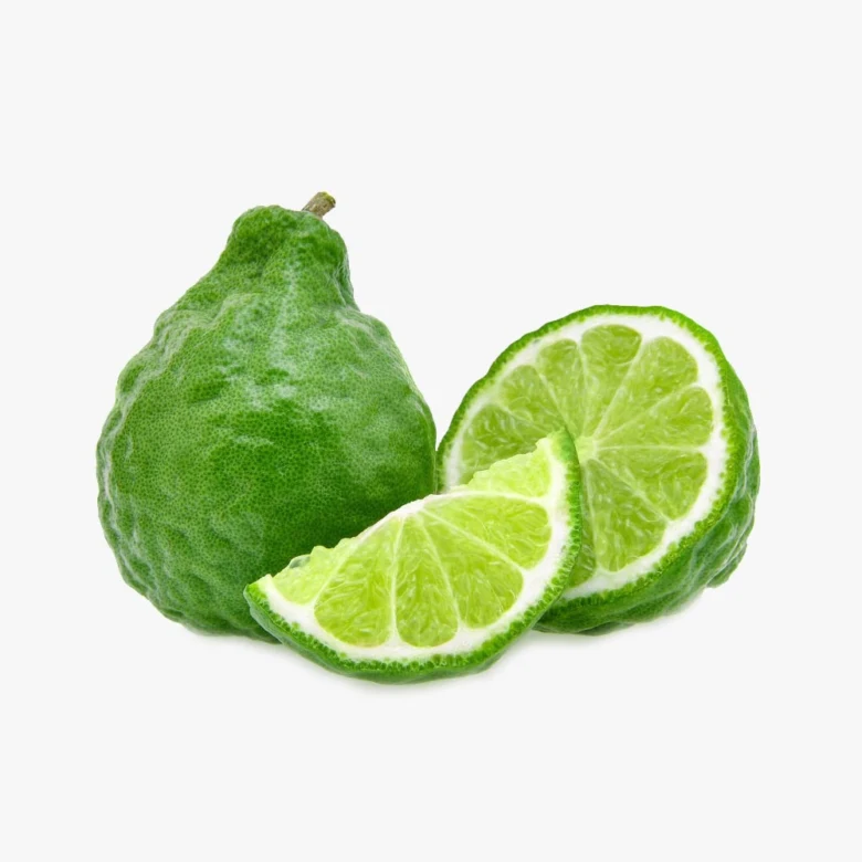 Zelené ovoce s kůrou jako citron a řezané plátky.