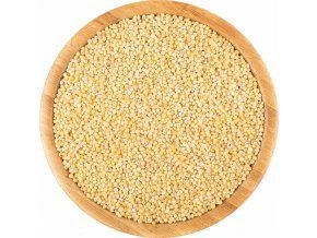 Pohled shora na vařený bulgur v dřevěné mísce.