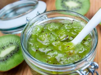 Sklenice s marmeládou z kiwi a nakrájené plody vedle.