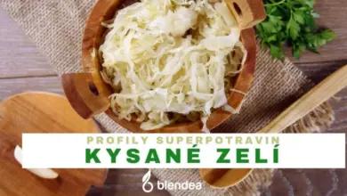 Kysané zelí v dřevěné misce s česnekem na lnu.