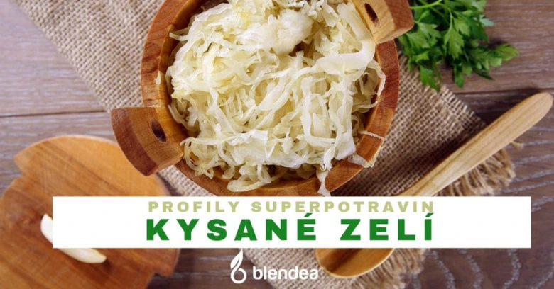 Kysané zelí v dřevěné misce s česnekem na lnu.