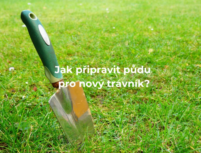 Zelená zahradní lopata v trávě pro přípravu půdy.