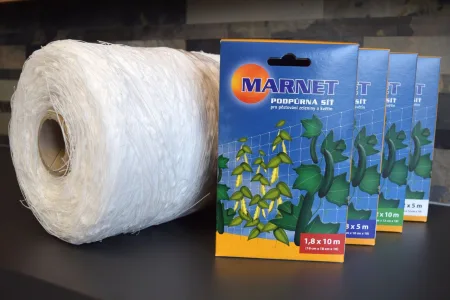 Bílá síť na okurky v roli s balíčky značky Marnet.