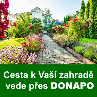 Krásná zahradní cesta s květinami vedoucí k domu.