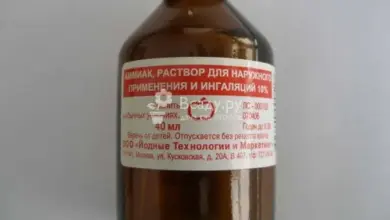 Fľaše s roztokem amoniaku pro zahradu a zeleninovou zahrádku.
