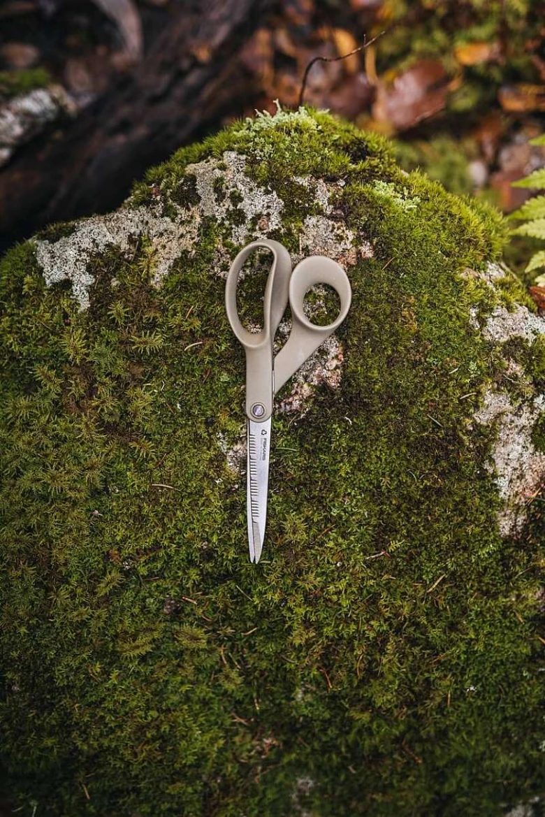 Nůžky leží na mechu, symbolizují nástroj pro řezání větví při množení hrušní.