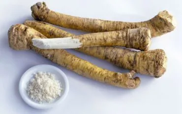 Křenu s kořenem a mletou křenovou směsí