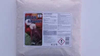 Bílá sáček síranu amonného hnojiva o váze 5 kilogramů.