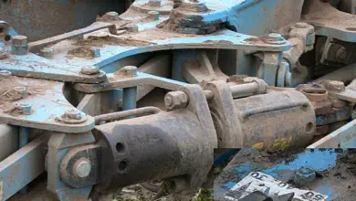 Hydraulický systém pro nastavení hloubky orby u pluhu.