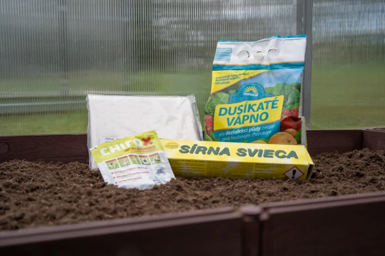 Produkty na úpravu půdy v skleníku pro odstranění zelené hniloby.