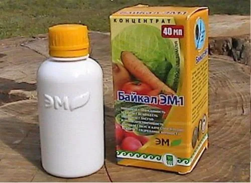 Bílá lahvička s koncentrátem Baikal EM1 a žlutý krabice vedle ní.